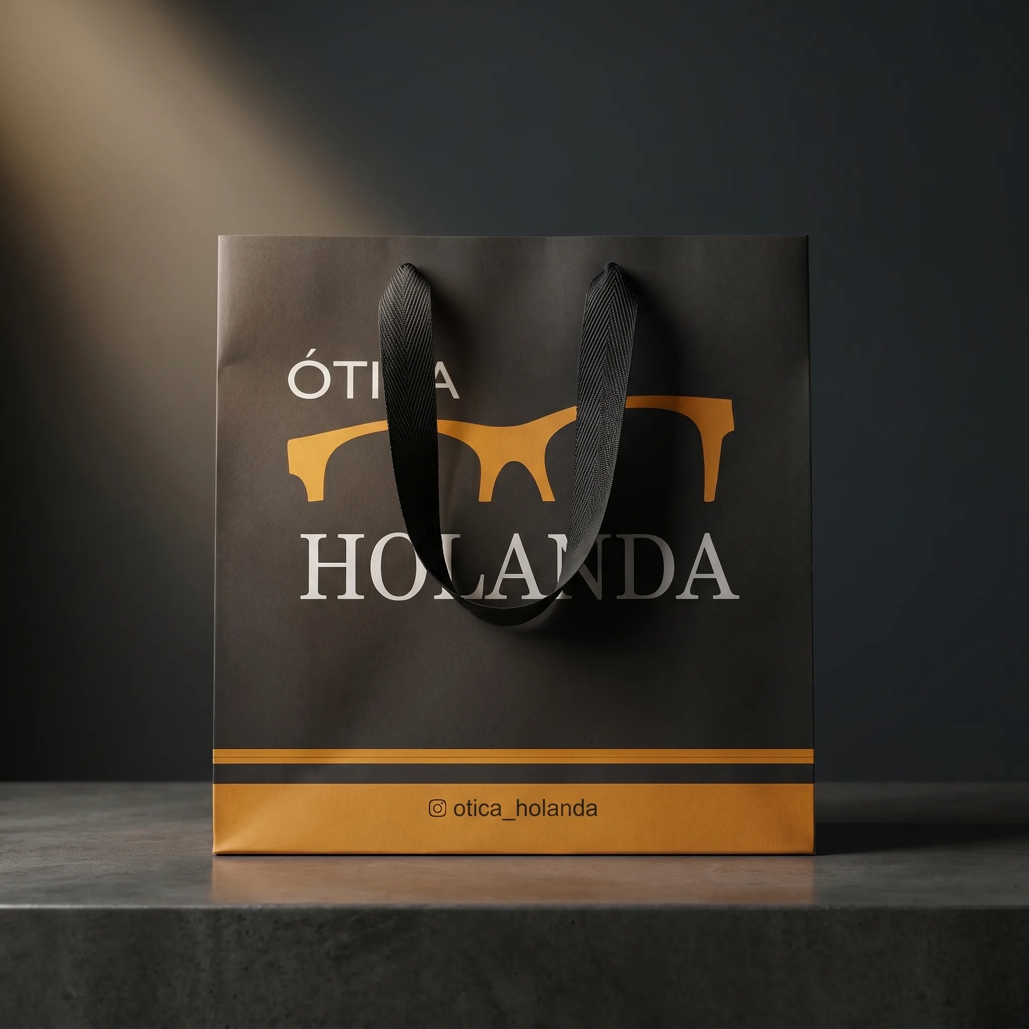 Sacola preta com detalhe dourado e alça de fita personalizada